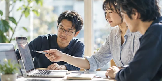 画面を見ながら、数人でプロジェクトについて話している様子
